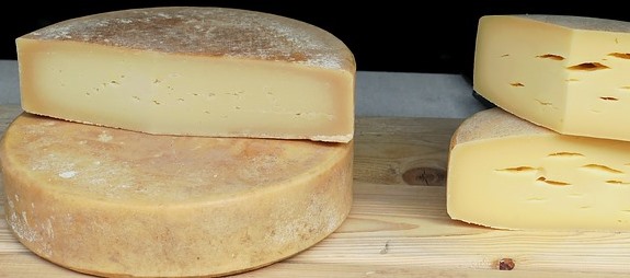 Cheese contain vitamin B2